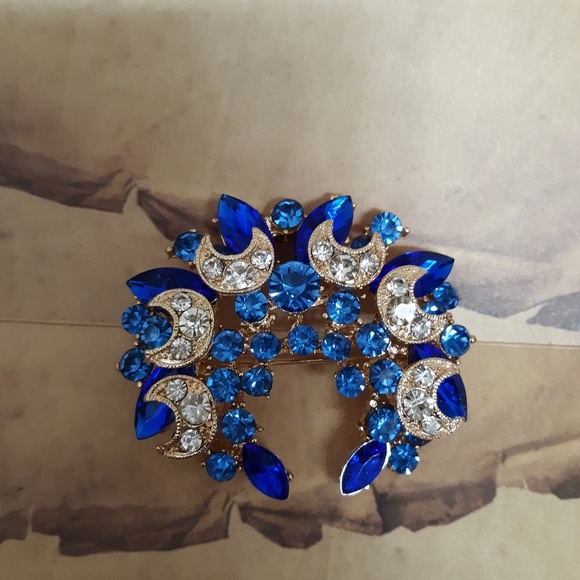 New Stunning Crescent Moon Magical Rhinestone Brooch. - Picture 3 of 8